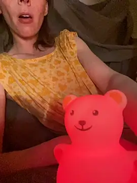 Snapshot of Hildas chatting on 10.22.25 Hildas online show from 10.22.25