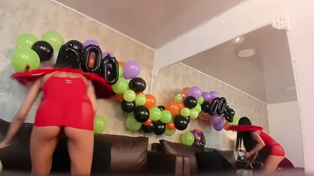 Snapshot of NahomyCarther chatting on 10.30.25 NahomyCarther online show from 10.30.25