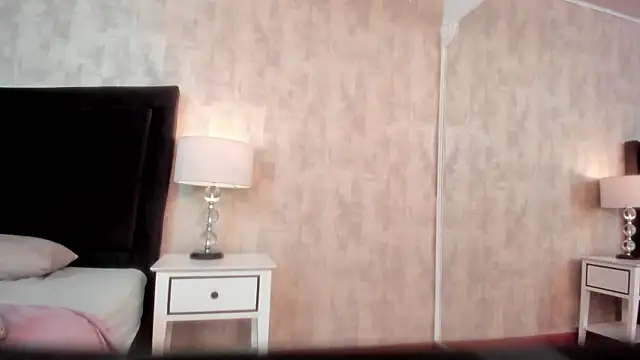 Snapshot of NahomyCarther chatting on 11.15.25 NahomyCarther online show from 11.15.25