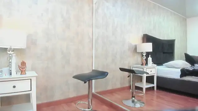 Snapshot of NahomyCarther chatting on 11.19.25 NahomyCarther online show from 11.19.25