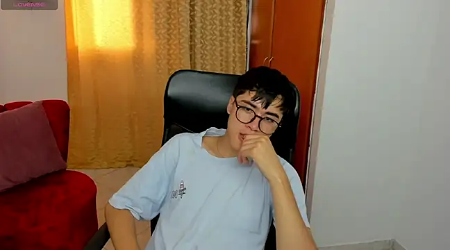 Snapshot of liam_orion chatting on 02.26.25 liam orion online show from 02.26.25