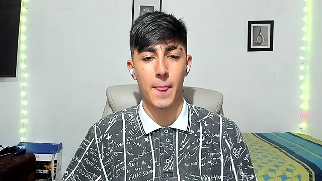 Snapshot of babymaik chatting on 10.21.25 babymaik online show from 10.21.25