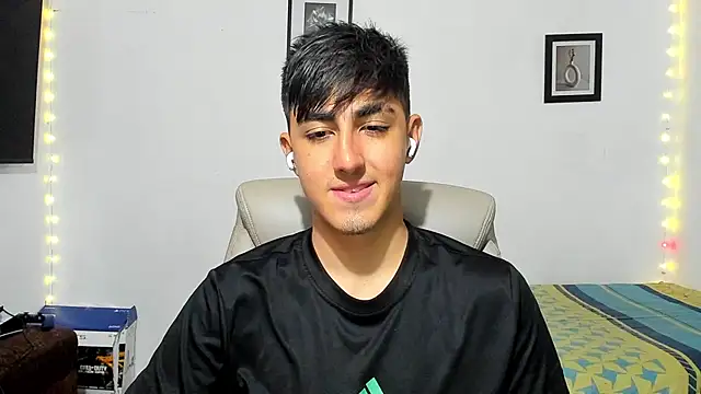 Snapshot of babymaik chatting on 10.22.25 babymaik online show from 10.22.25