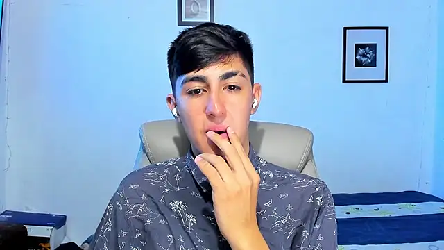 Snapshot of babymaik chatting on 12.15.25 babymaik online show from 12.15.25