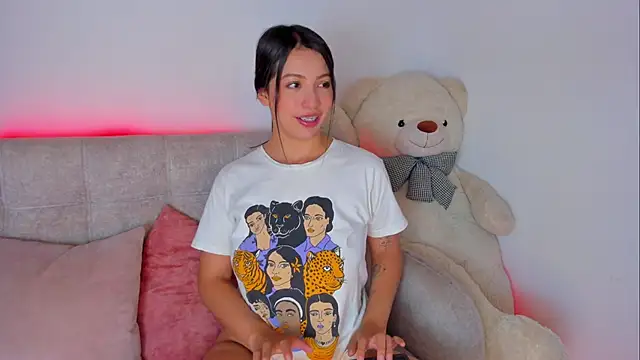 Snapshot of MIaloveone_ chatting on 03.08.25 MIaloveone online show from 03.08.25