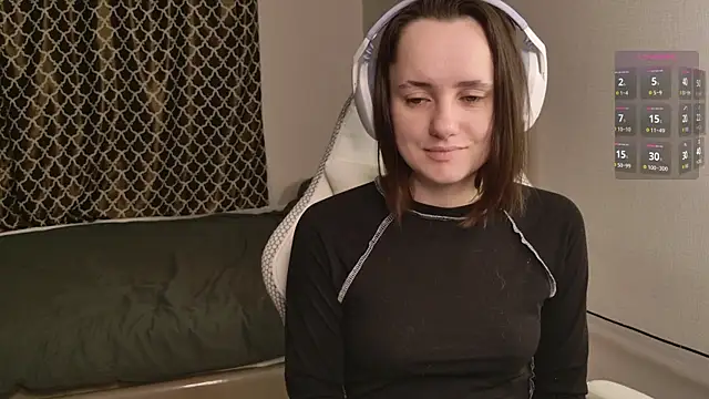 Luna Loveee online show from 11.16.25