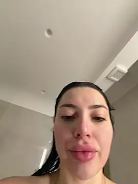 Mia Splash online show from 02.11.26