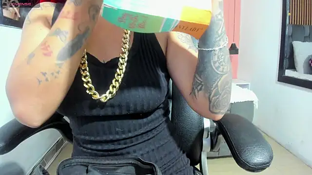 Snapshot of Georgina_Vega chatting on 10.29.25 Georgina Vega online show from 10.29.25