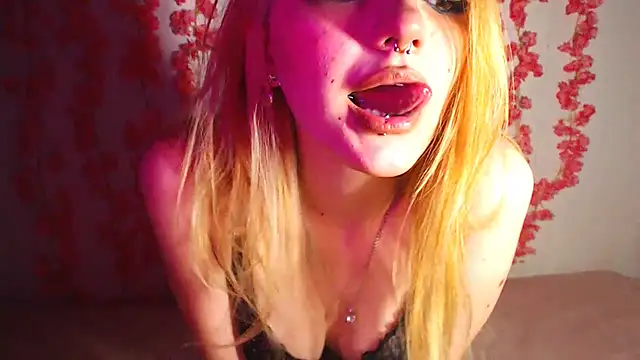 Snapshot of KimiSakura chatting on 09.18.25 KimiSakura online show from 09.18.25