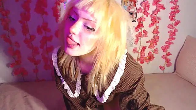 Snapshot of KimiSakura chatting on 11.14.25 KimiSakura online show from 11.14.25