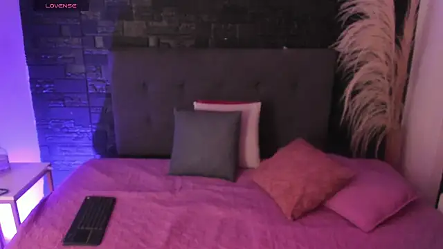 Snapshot of Maite_Smith_ chatting on 12.17.25 Maite Smith online show from 12.17.25