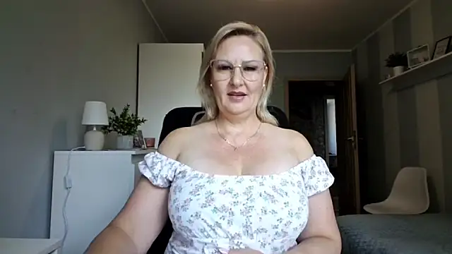 Snapshot of DianaLive chatting on 07.16.26 DianaLive online show from 07.16.26