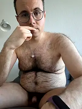 Snapshot of Simonudist chatting on 03.18.26 Simonudist online show from 03.18.26