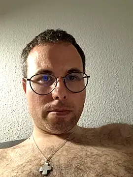 Snapshot of Simonudist chatting on 04.12.26 Simonudist online show from 04.12.26