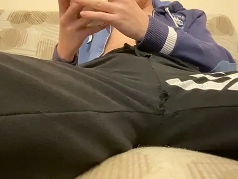 Snapshot of LrgPns chatting on 12.15.25 LrgPns online show from 12.15.25