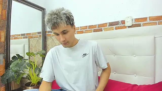 Snapshot of buddy_whitte chatting on 09.11.25 buddy whitte online show from 09.11.25