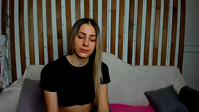 Snapshot of Ellen_Ross chatting on 02.24.25 Ellen Ross online show from 02.24.25