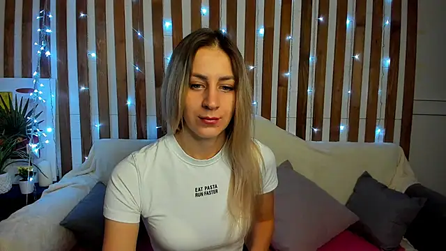 Snapshot of Ellen_Ross chatting on 03.02.25 Ellen Ross online show from 03.02.25