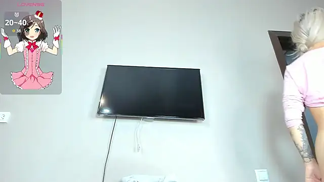 Snapshot of Zirael_swan chatting on 11.17.25 Zirael swan online show from 11.17.25