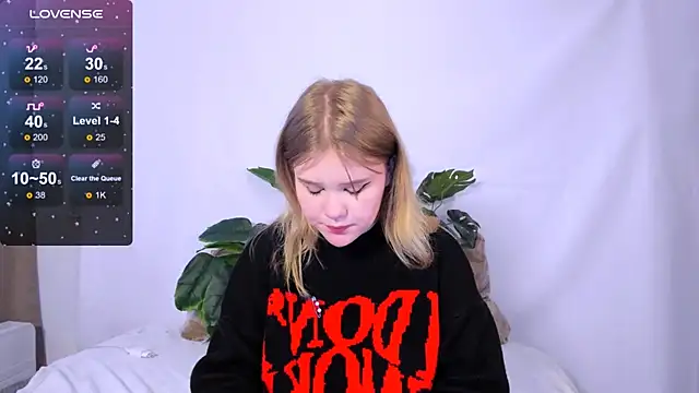 Snapshot of LaseyMoon chatting on 03.04.25 LaseyMoon online show from 03.04.25