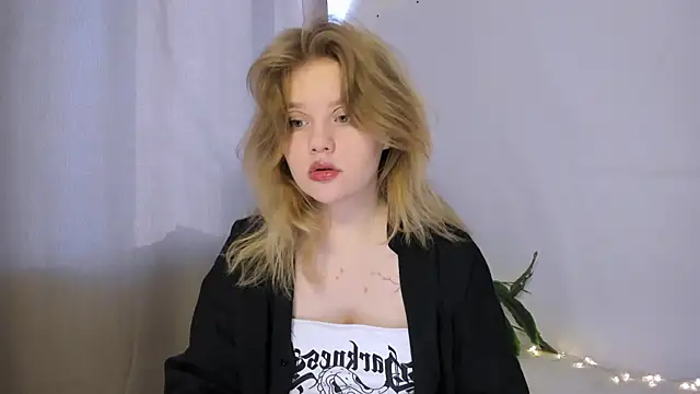 Snapshot of LaseyMoon chatting on 03.11.25 LaseyMoon online show from 03.11.25