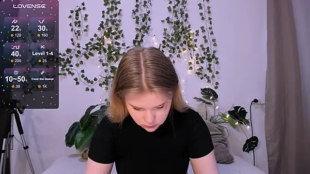 Snapshot of LaseyMoon chatting on 03.12.25 LaseyMoon online show from 03.12.25