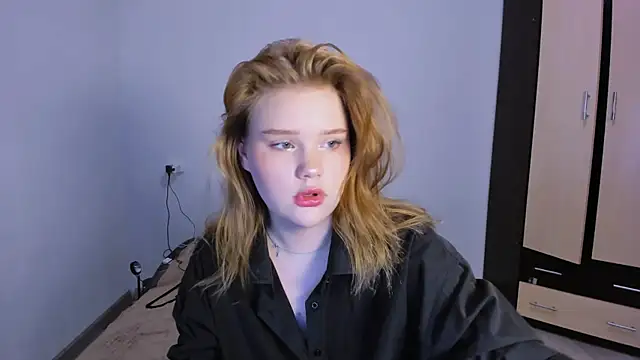 Snapshot of LaseyMoon chatting on 11.21.25 LaseyMoon online show from 11.21.25