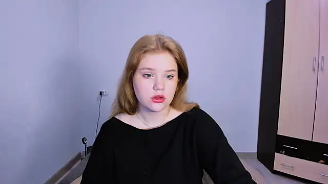 Snapshot of LaseyMoon chatting on 11.24.25 LaseyMoon online show from 11.24.25