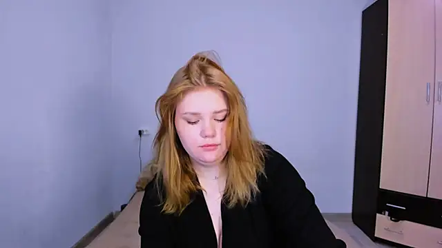 Snapshot of LaseyMoon chatting on 11.25.25 LaseyMoon online show from 11.25.25