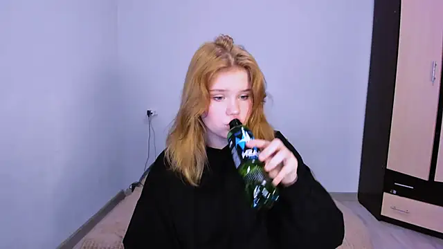 Snapshot of LaseyMoon chatting on 11.26.25 LaseyMoon online show from 11.26.25