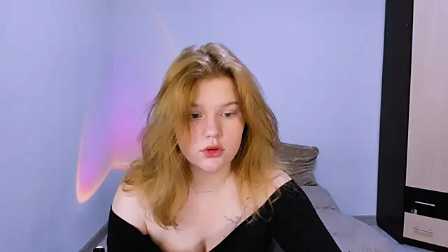 Snapshot of LaseyMoon chatting on 11.30.25 LaseyMoon online show from 11.30.25