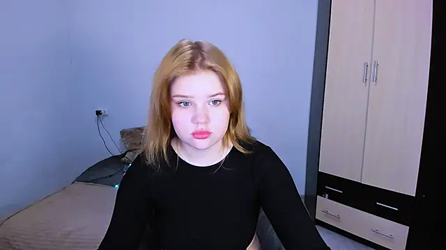 Snapshot of LaseyMoon chatting on 12.03.25 LaseyMoon online show from 12.03.25