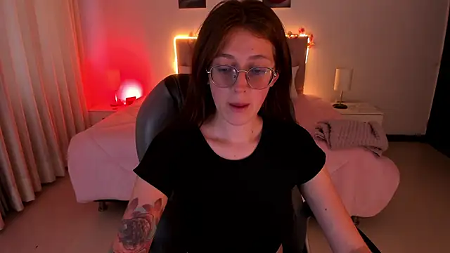 Snapshot of Emily_Warren_ chatting on 11.10.25 Emily Warren online show from 11.10.25