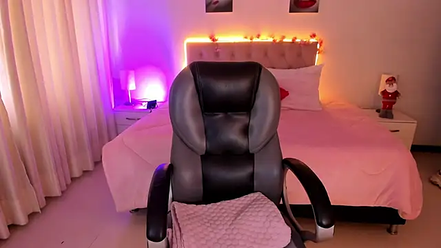 Snapshot of Emily_Warren_ chatting on 11.24.25 Emily Warren online show from 11.24.25