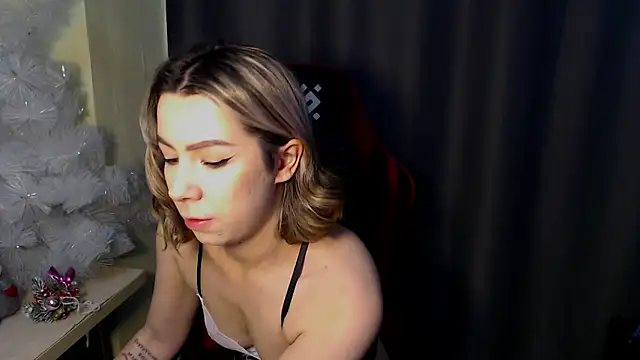 Snapshot of meganluss chatting on 12.18.25 meganluss online show from 12.18.25