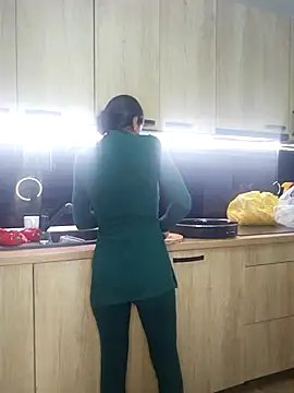 Snapshot of zoeylarkens chatting on 10.29.25 zoeylarkens online show from 10.29.25