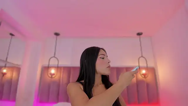 Snapshot of Haily_b chatting on 12.04.25 Haily b online show from 12.04.25