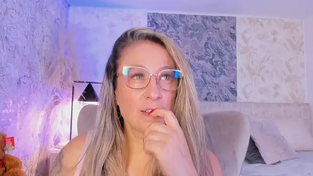 Liannaa  online show from 10.30.25