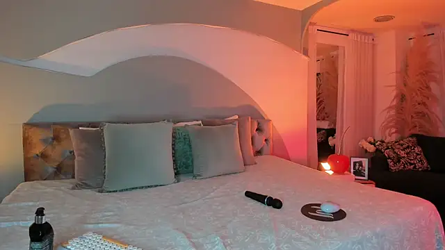 Elizabeth clark  online show from 11.12.25