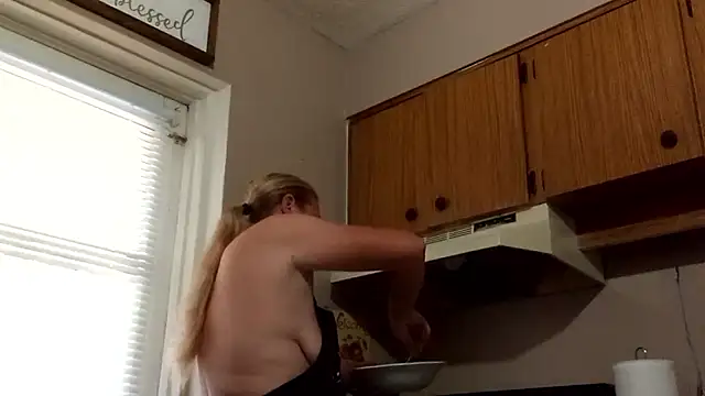 Snapshot of wetnwildforyou chatting on 11.02.25 wetnwildforyou online show from 11.02.25