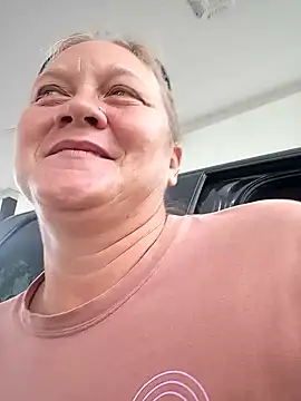 Snapshot of wetnwildforyou chatting on 11.06.25 wetnwildforyou online show from 11.06.25