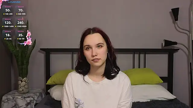 Snapshot of AnnaR1 chatting on 03.10.25 AnnaR1 online show from 03.10.25