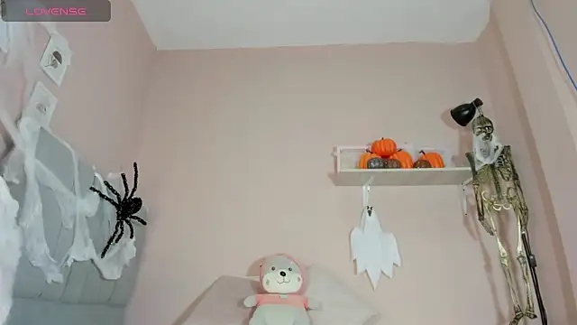 mary cute9 online show from 10.31.25