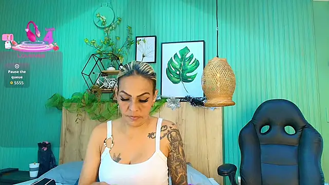 Snapshot of yessila_parker chatting on 12.20.25 yessila parker online show from 12.20.25