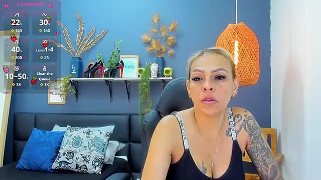Snapshot of yessila_parker chatting on 06.06.26 yessila parker online show from 06.06.26