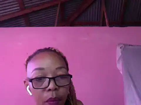 Snapshot of Ladyzee25 chatting on 05.02.26 Ladyzee25 online show from 05.02.26