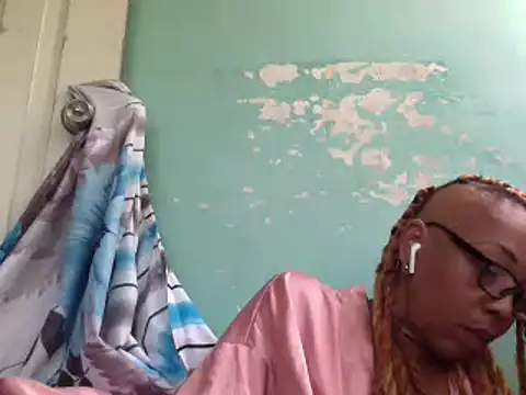 Snapshot of Ladyzee25 chatting on 07.02.26 Ladyzee25 online show from 07.02.26