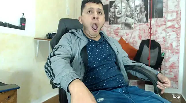Snapshot of Emilianoveryhot chatting on 03.17.25 Emilianoveryhot online show from 03.17.25