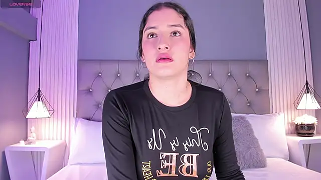 Snapshot of ValeriMilton chatting on 03.22.25 ValeriMilton online show from 03.22.25