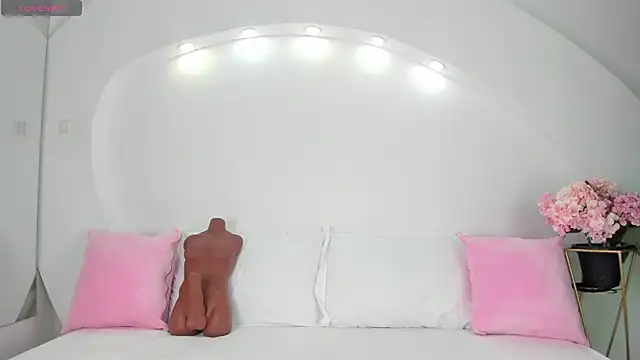 Snapshot of ValeriMilton chatting on 10.20.25 ValeriMilton online show from 10.20.25